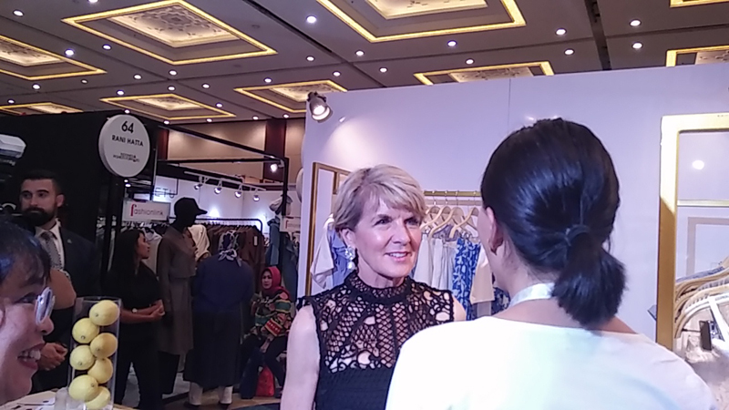 menlu-australia-blusukan-di-jakarta-fashion-week-2017_20161027_114553.jpg