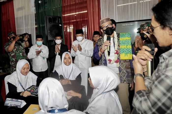 menparekraf-sandiaga-uno-di-pondok-pesantren-darul-hijrah.jpg