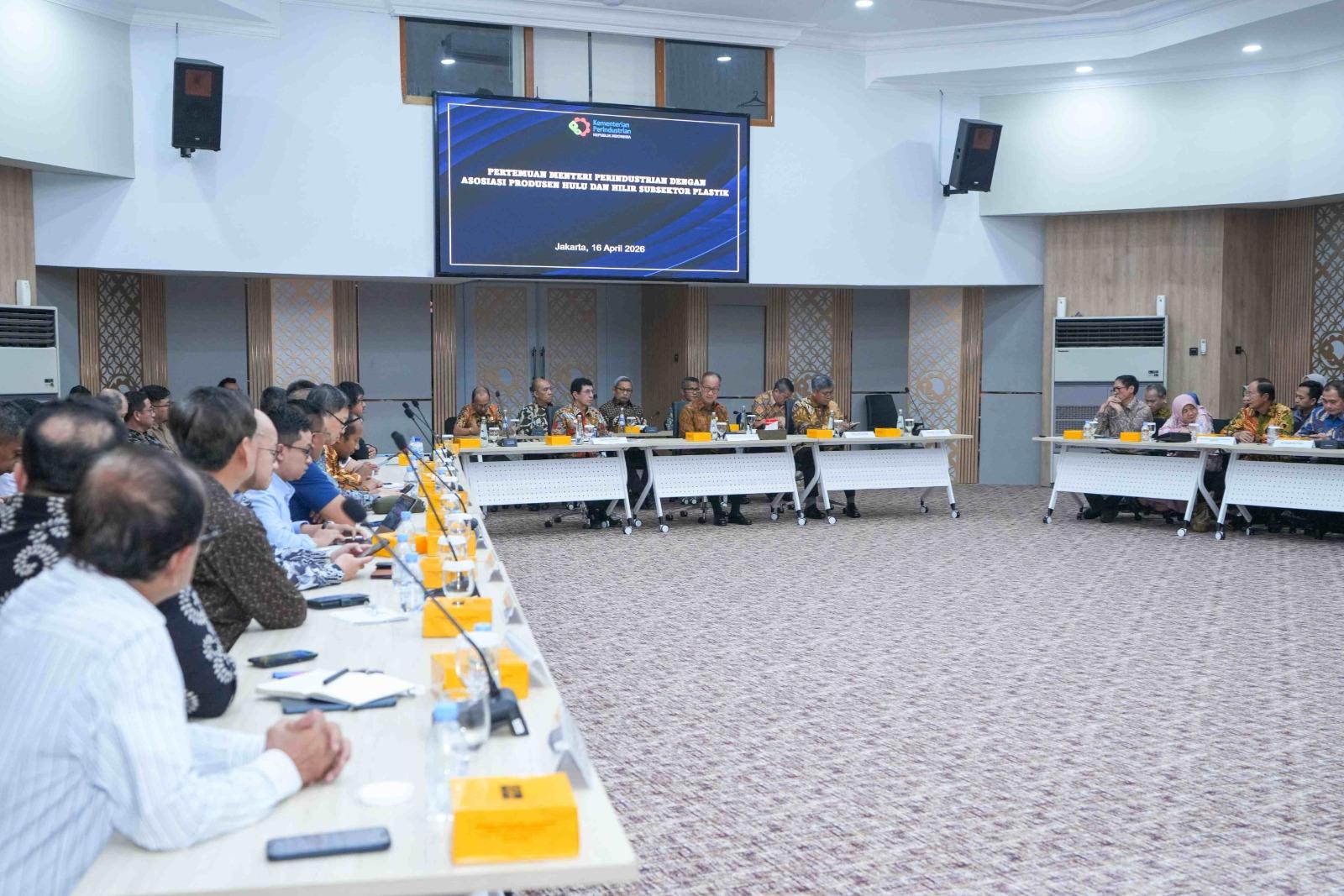 Stok Plastik Dijamin Aman, Menperin Agus Gumiwang Tetap Siaga Hadapi Krisis Global