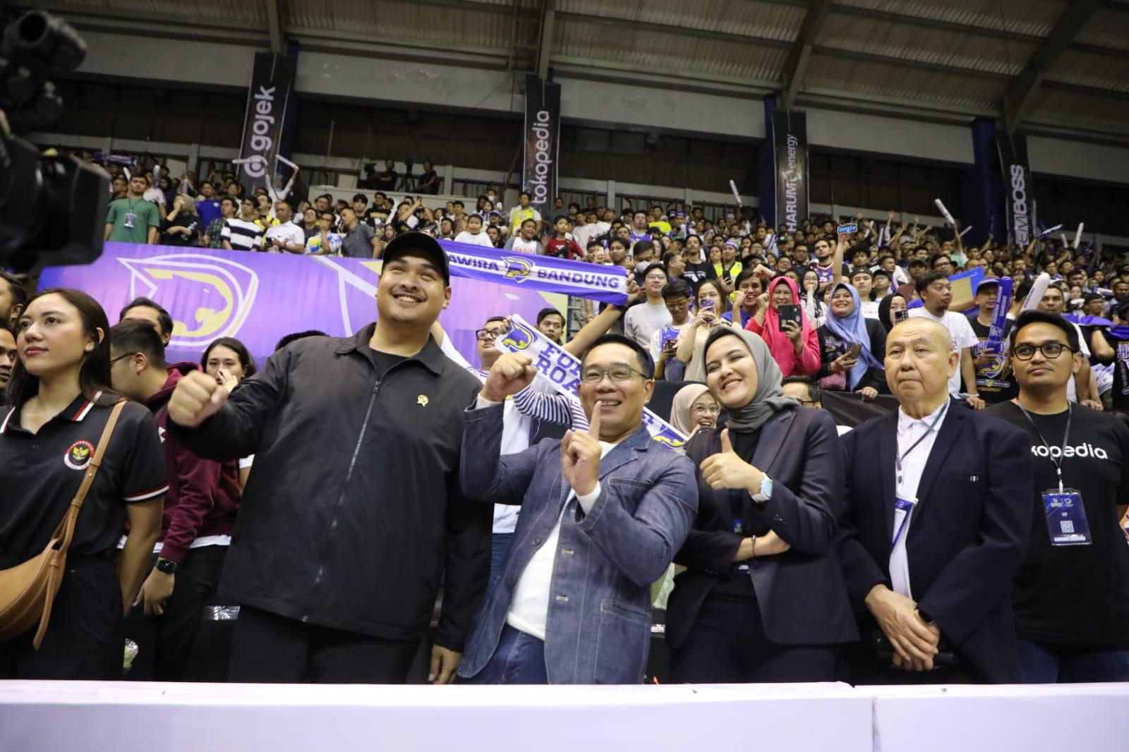 menpora-dito-ariotedjo-bersama-dengan-gubernur-jawa-barat-ridwan-kamil.jpg