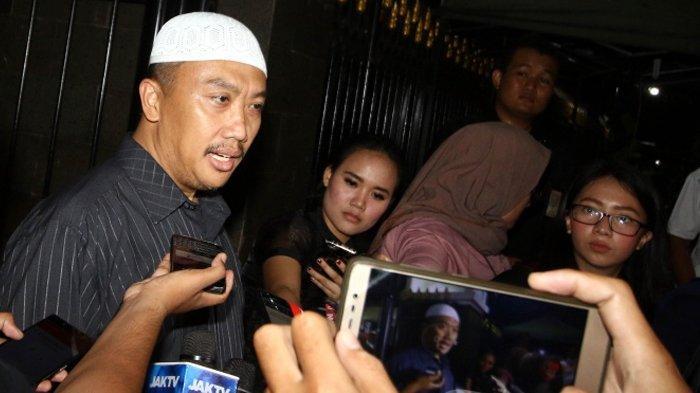 menpora-imam-nahrawi-menjawab-pertanyaan-wartawan-terkait-statusnya.jpg