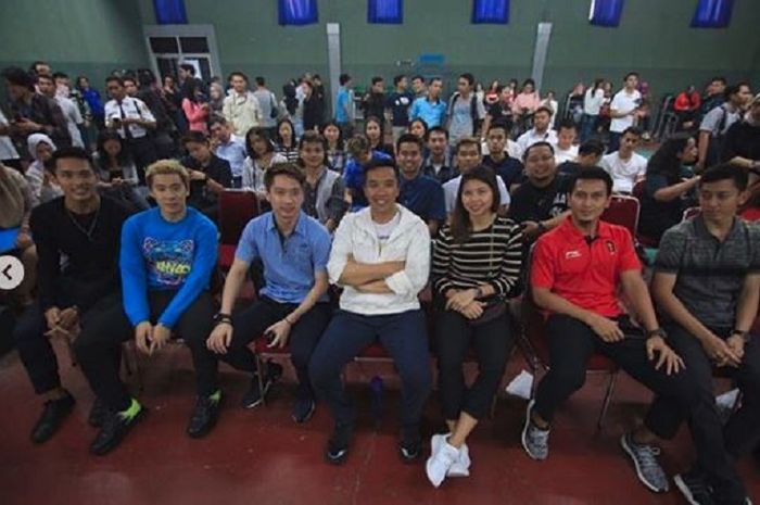 menpora-membagikan-bonus-kepada-tim-bulu-tangkis-indonesia-dikantornya_20180905_172452.jpg