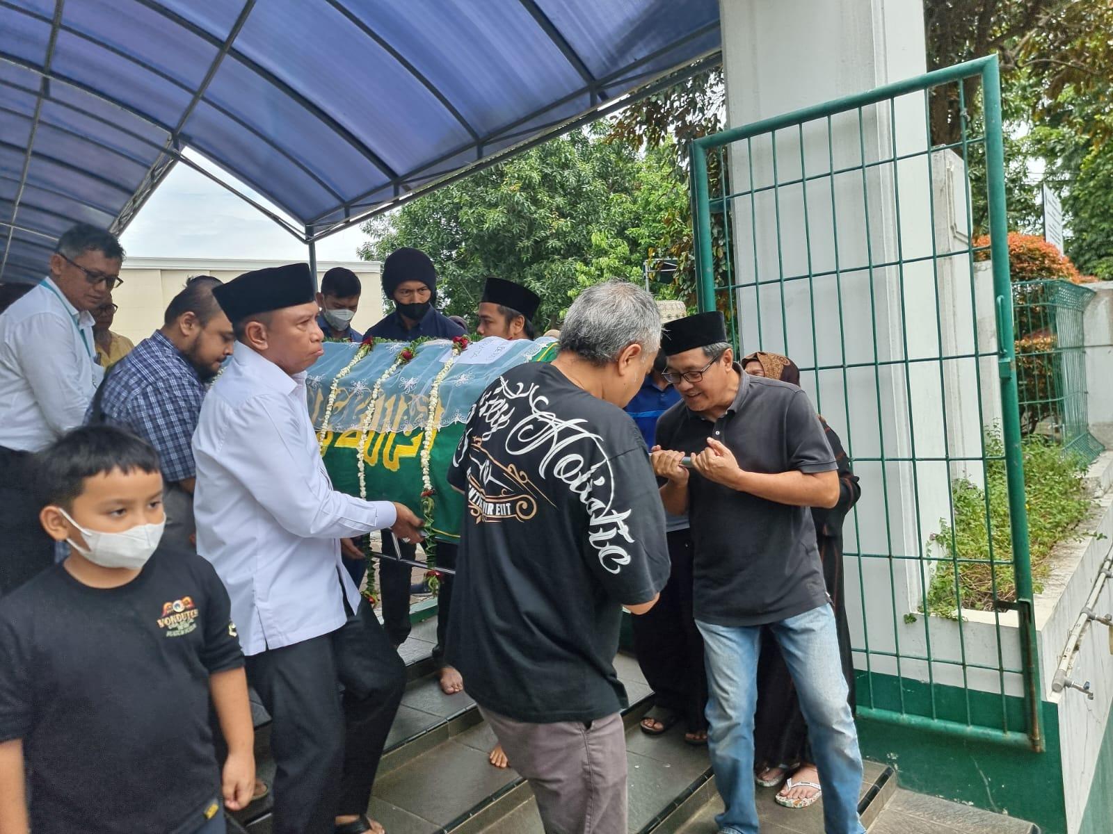 menpora-zainudin-amali-usai-menyolati-almarhum-nugraha-besoes.jpg