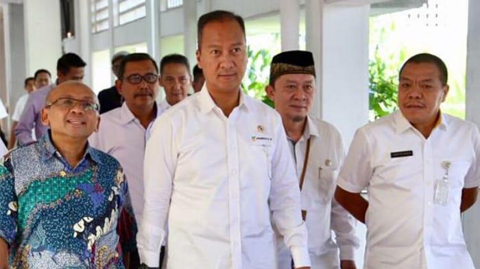 mensos-agus-gumiwang-kartasasmita.jpg