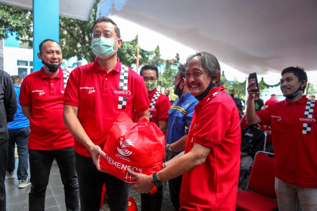 mensos-juliari-serahkan-bantuan-secara-simbolik-melalui-pengurus-imi.jpg