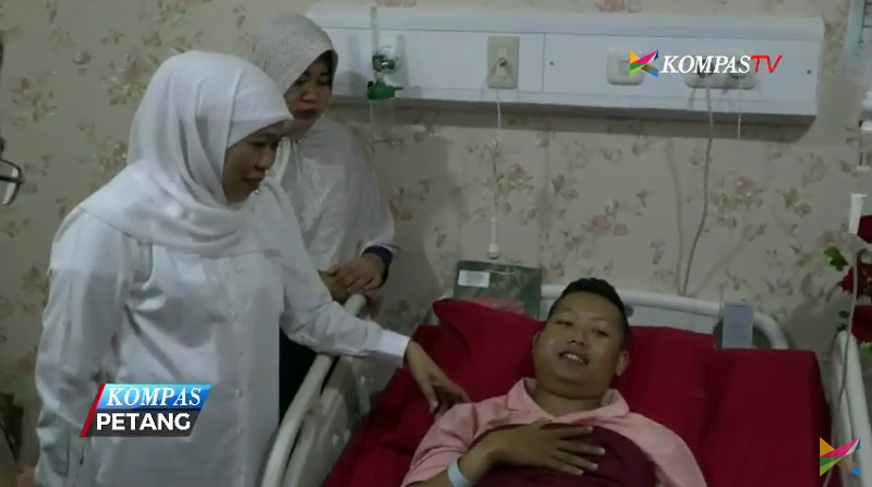 mensos-khofifah-jenguk-polisi-korban-penusukan-teroris_20170703_234744.jpg