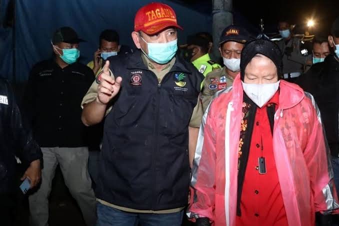 mensos-risma-serahkan-bantuan-korban-longsor-cimanggung_20210113_102420.jpg