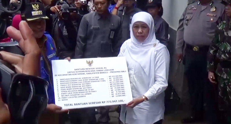mensos-serahkan-bantuan-sosial-rp773-juta_20170213_164610.jpg