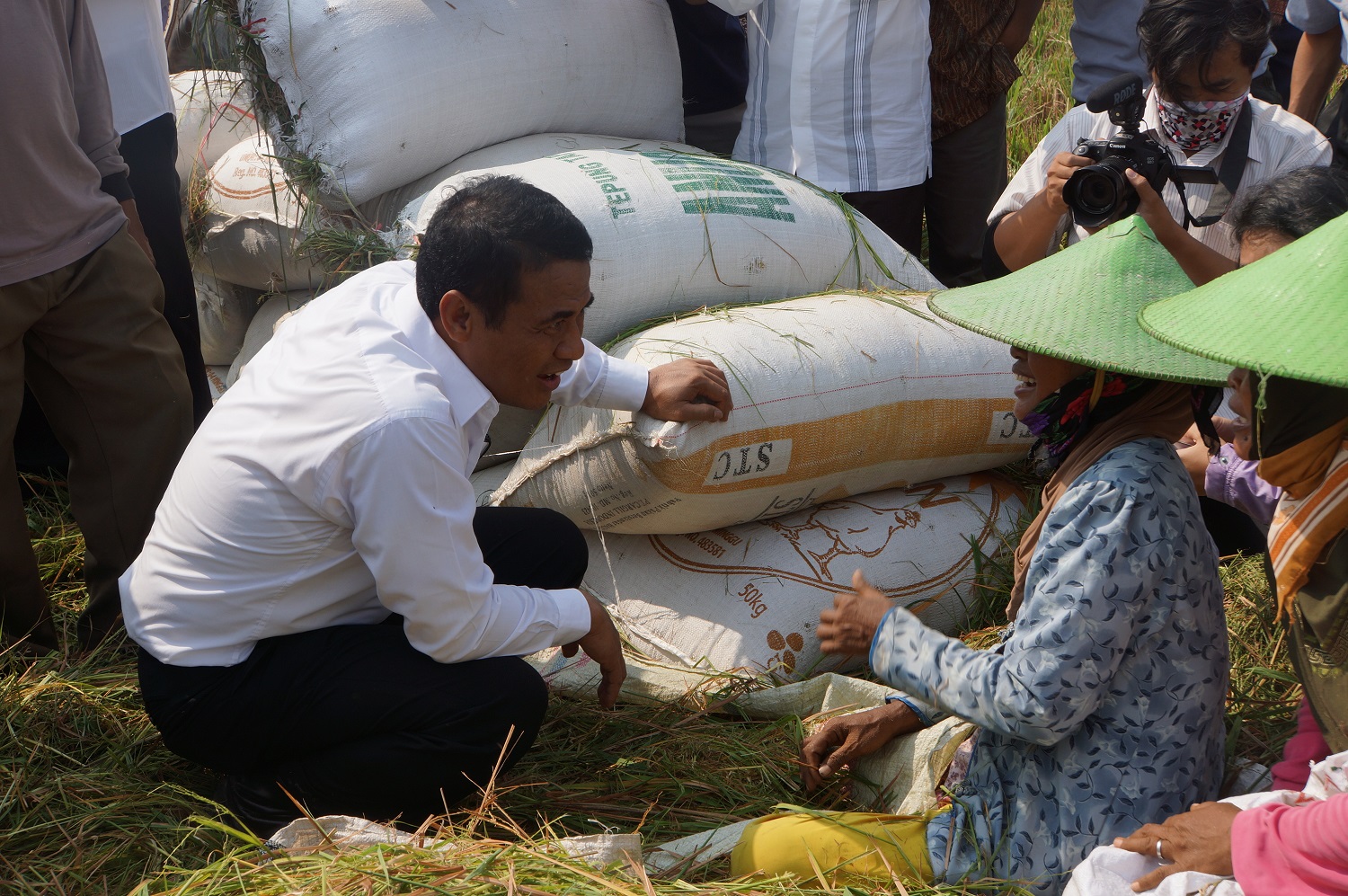 mentan-berbincang-dengan-petani-di-tuban_20151001_113029.jpg
