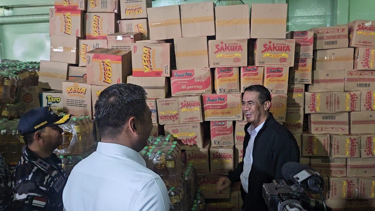 mentan-berikan-bantuan-untuk-korban-banjir.jpg