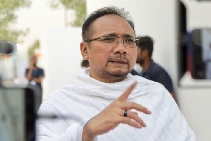 Fartuk kiygan yalangoch erkaklar