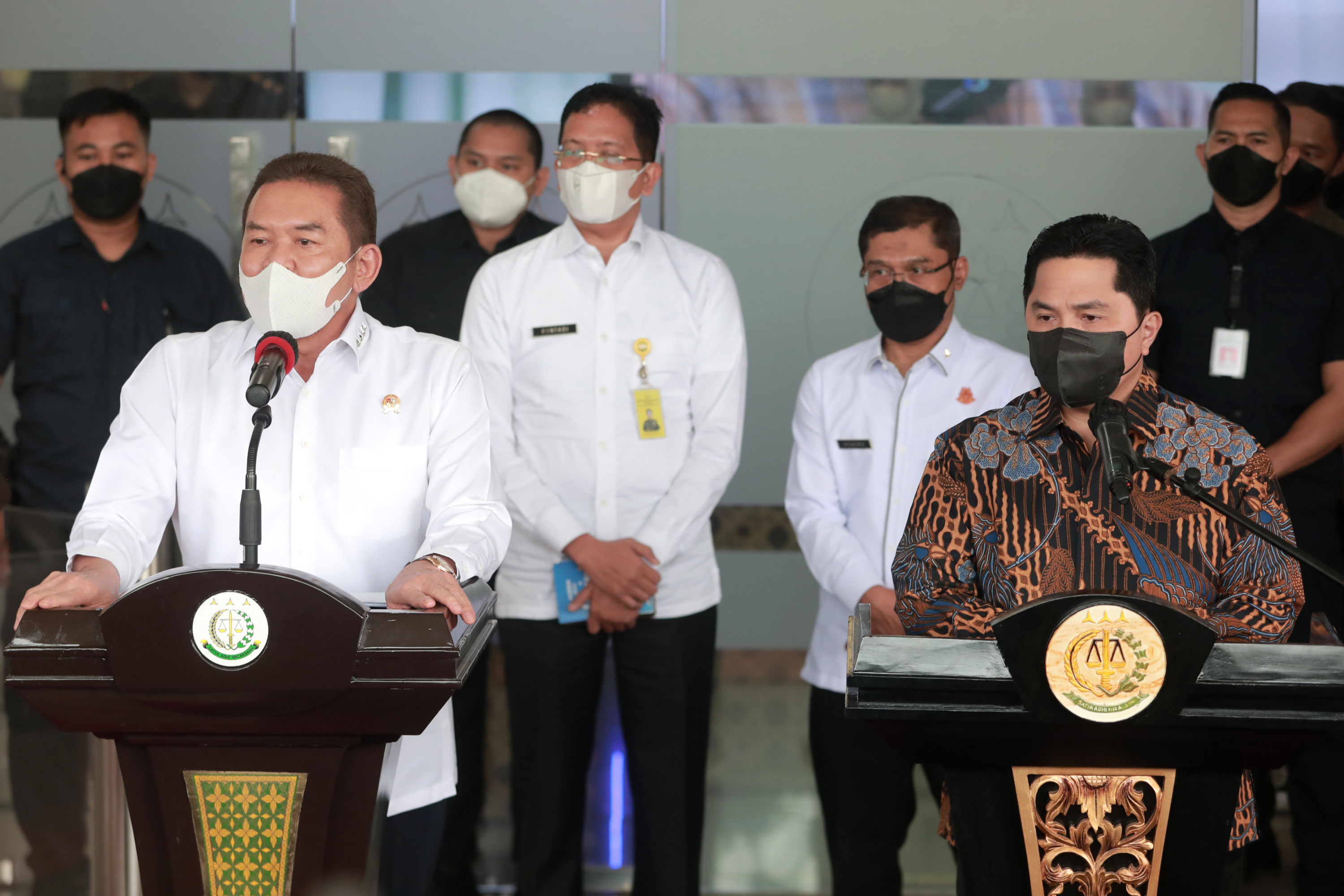 menteri-bumn-laporkan-kasus-garuda-indonesia_20220111_150948.jpg