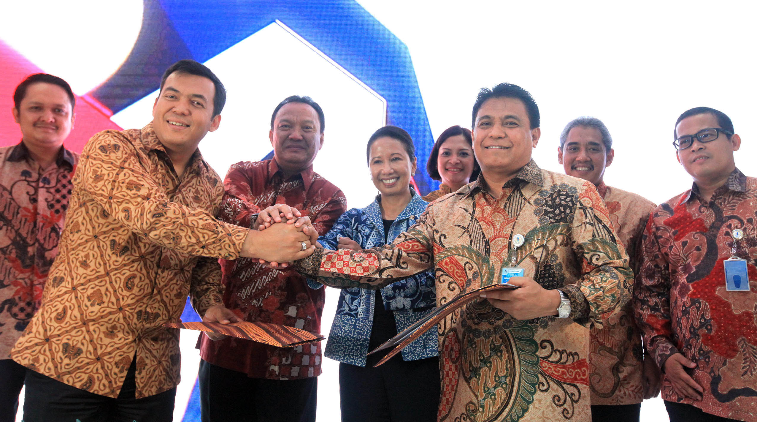 menteri-bumn-saksikan-penandatanganan-mou-pt-len-dan-pindad_20151011_004041.jpg