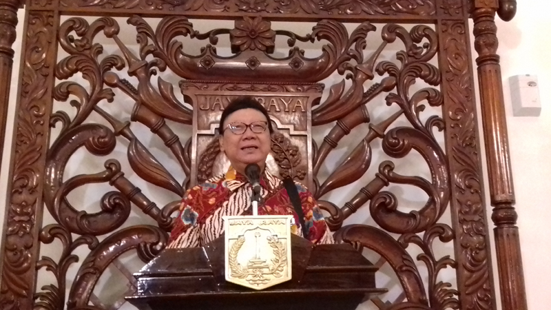 menteri-dalam-negeri-ri-tjahjo-kumolo-saat-ditemui-usai-membuka-musrenban_20171227_130841.jpg