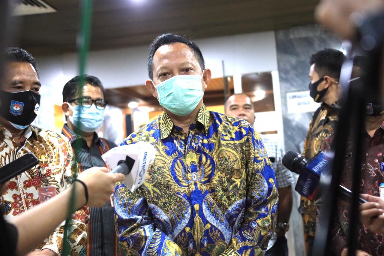 menteri-dalam-negeri-tito-karnavian-disela-sela-rapat-tingkat-i-dengan-dpr-ri.jpg