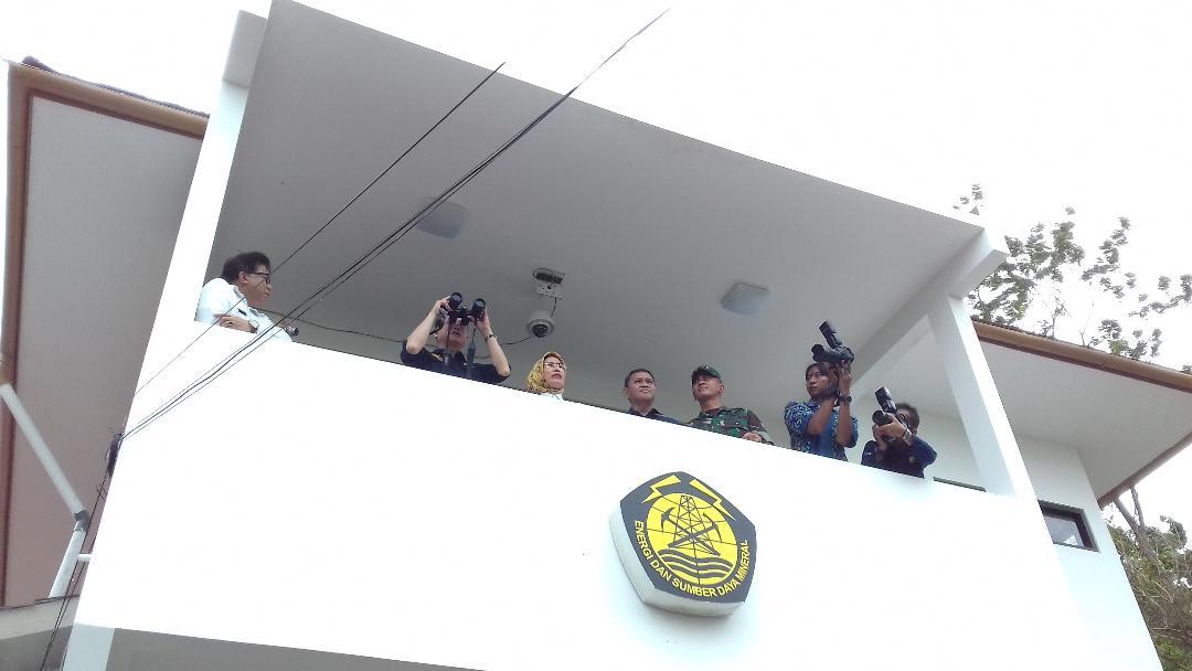 menteri-esdm-ignasius-jonan-pantau-gunung-anak-krakatau.jpg