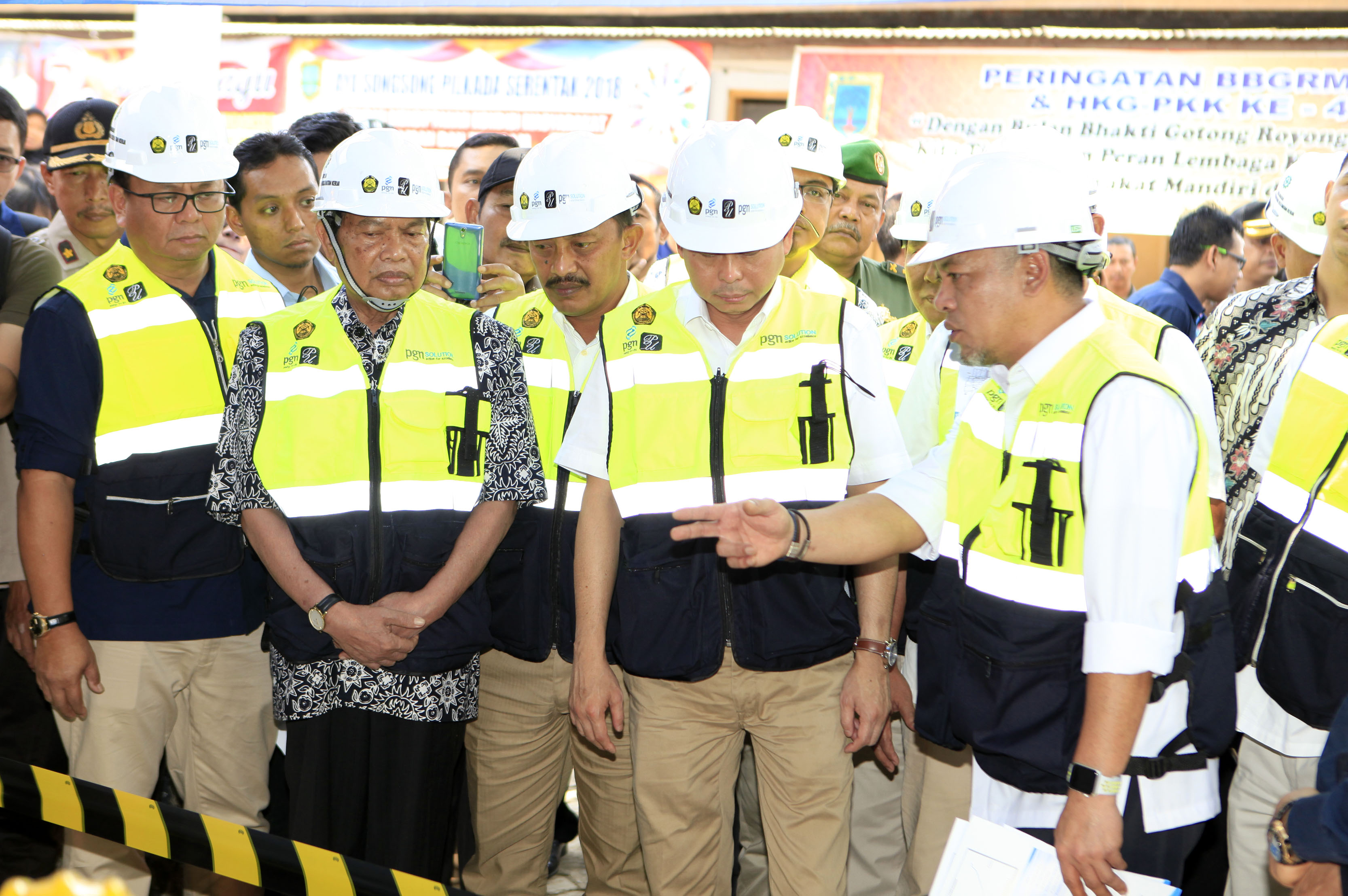 menteri-esdm-kunjungi-pembangunan-jargas-pgn-di-mojokerto_20170814_222549.jpg