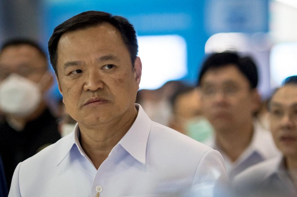 Menteri Kesehatan Thailand Anutin Charnvirakul melihat ke Bandara Suvarnabhumi di Bangkok pada 9 Januari 2023, dalam sebuah acara untuk menyambut para pelancong pertama dari Tiongkok sejak negara itu menghapus pembatasan perjalanan akibat Covid-19. China mencabut persyaratan karantina untuk pelancong yang datang pada hari Minggu, mengakhiri hampir tiga tahun isolasi yang dipaksakan sendiri bahkan ketika negara itu berjuang melawan lonjakan kasus Covid.