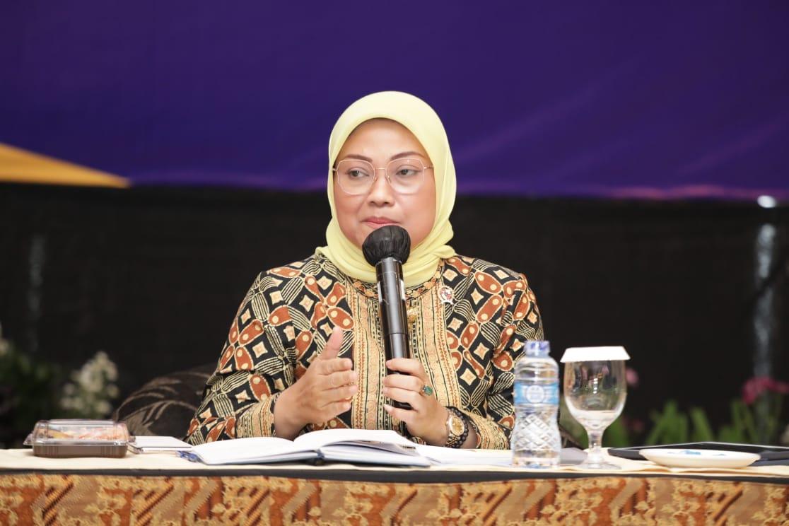menteri-ketenagakerjaan-ida-fauziyah-membuka-acara-kick-off-tripartite-meeting.jpg
