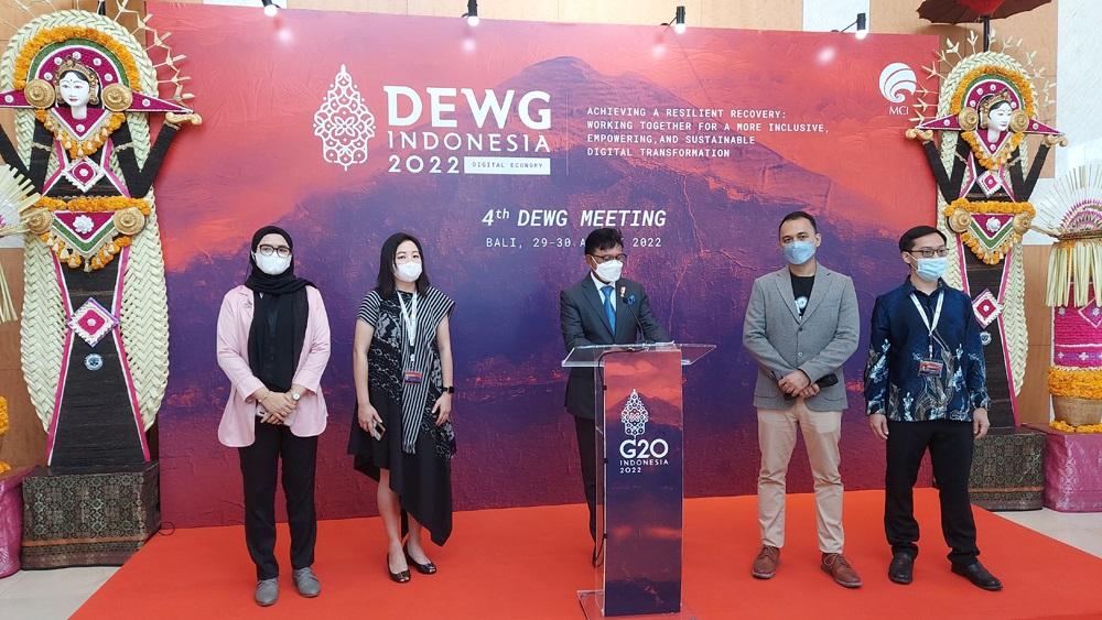 menteri-komunikasi-dan-informatika-menkominfo-johnny-g-plate-memberi-sambutan.jpg