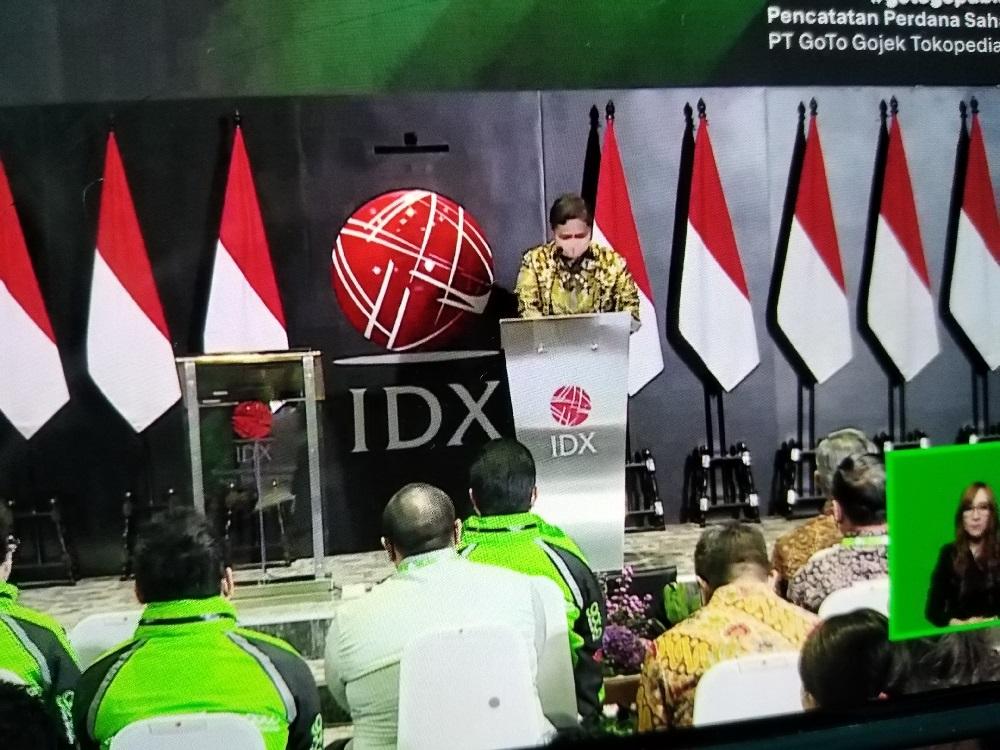 menteri-koordinator-perekonomian-airlangga-hartarto-saat-pencatatan-saham-goto-di-bursa.jpg