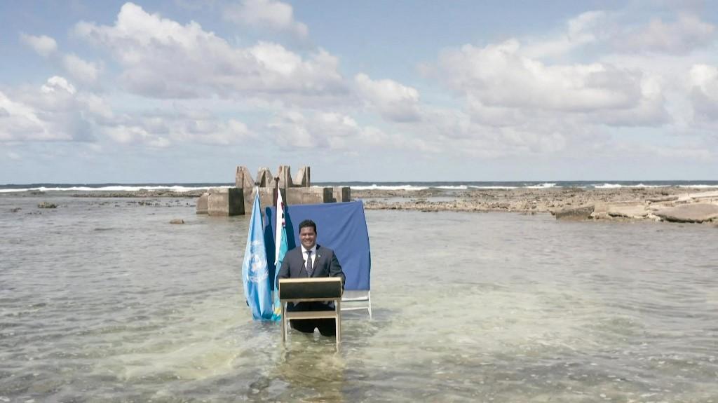 menteri-luar-negeri-tuvalu-simon-kofe-berdiri-setinggi-paha-di-air-laut-di-lepas-pantai-tuvalu.jpg