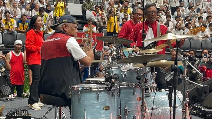 Saat Menteri PUPR Basuki Hadimuljono Pamer Skill Gebug Drum di Depan Jokowi