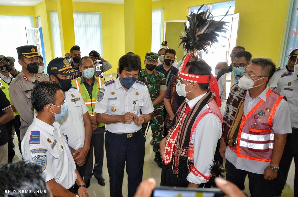 menteri-perhubungan-budi-karya-sumadi-saat-meninjau-dua.jpg