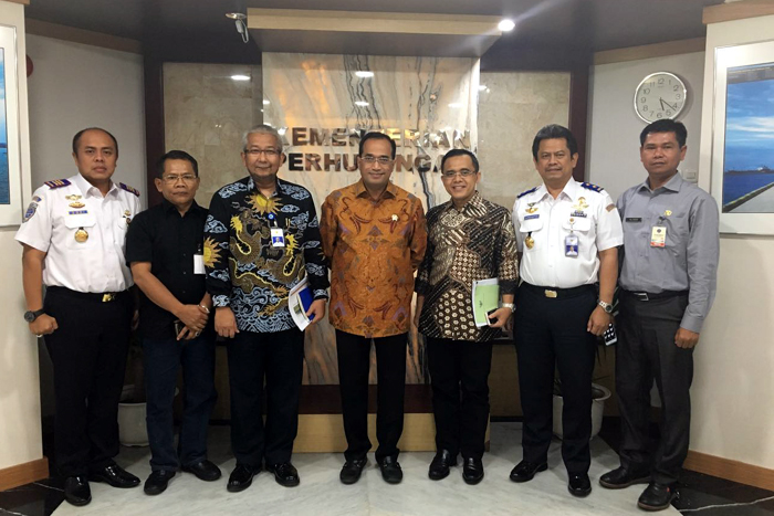 menteri-perhubungan-dan-bupati-banyuwangi_20160827_123144.jpg