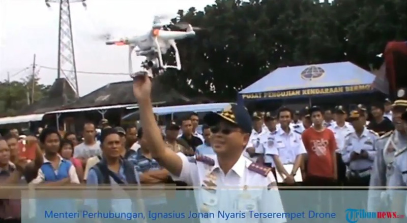 menteri-perhubungan-ignasius-jonan-nyaris-terserempet-drone-02_20150713_213355.jpg