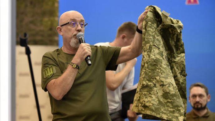 menteri-pertahanan-ukraina-aleksey-reznikov-memamerkan-seragam-militer.jpg