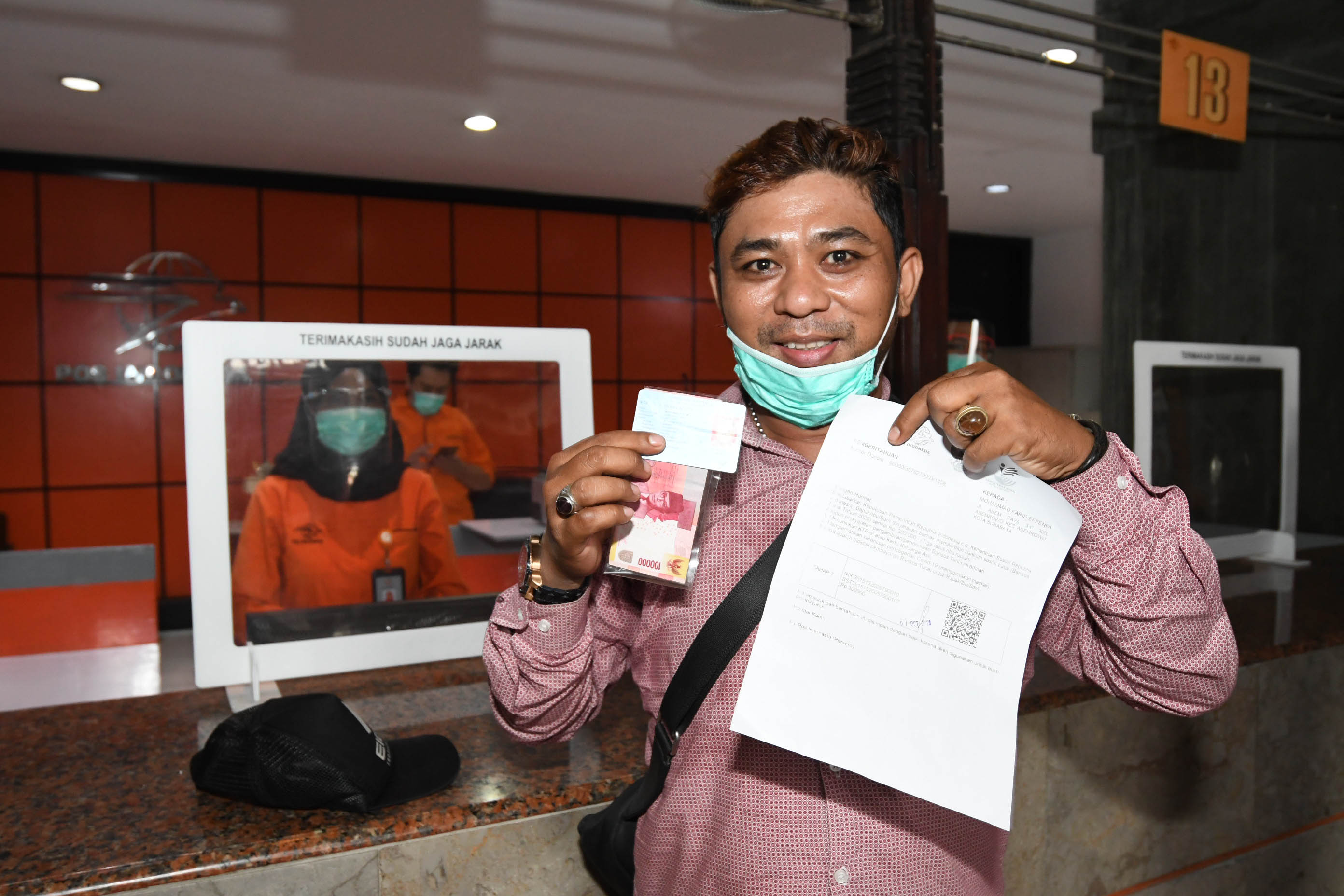 menteri-sosial-didampingi-tri-rismaharini-pantau-penyaluran-bst_20201008_102053.jpg