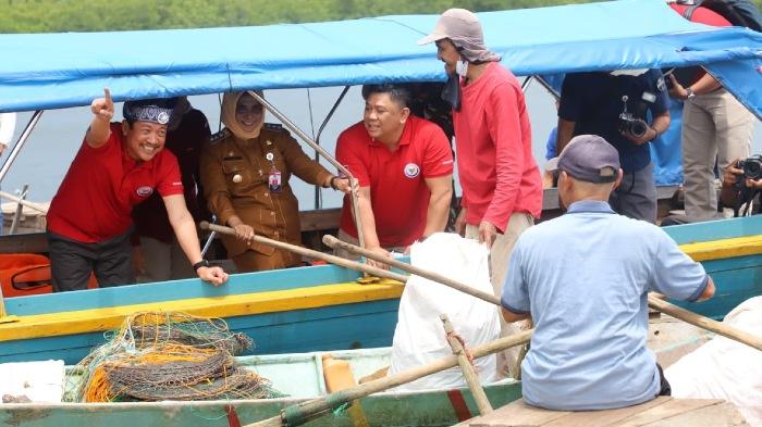 menteri-trenggono-bersama-nelayan-perairan-tanjungpinang.jpg