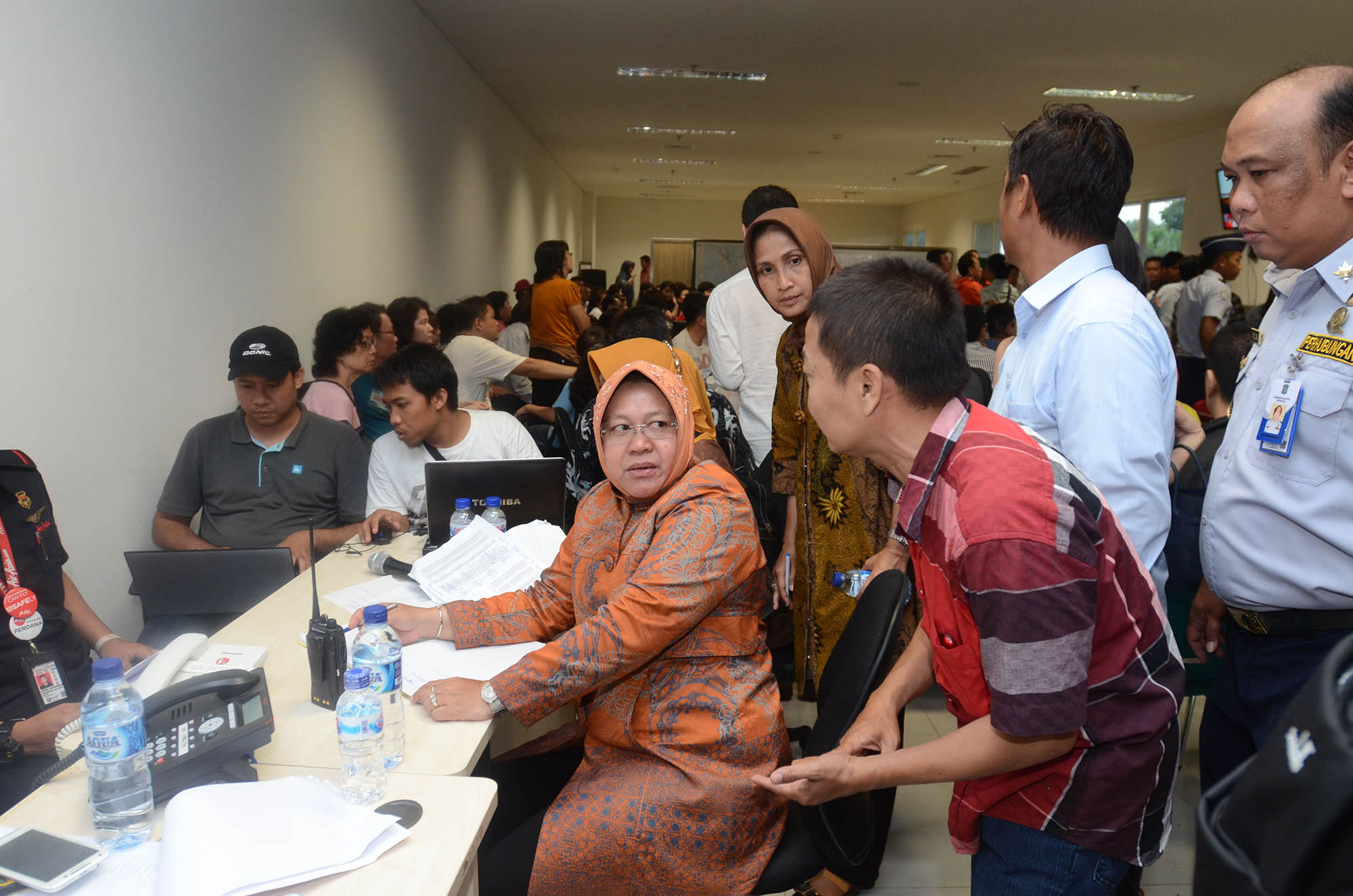 menunggu-kepastian-nasib-penumpang-airasia-qz-8501_20141228_200517.jpg