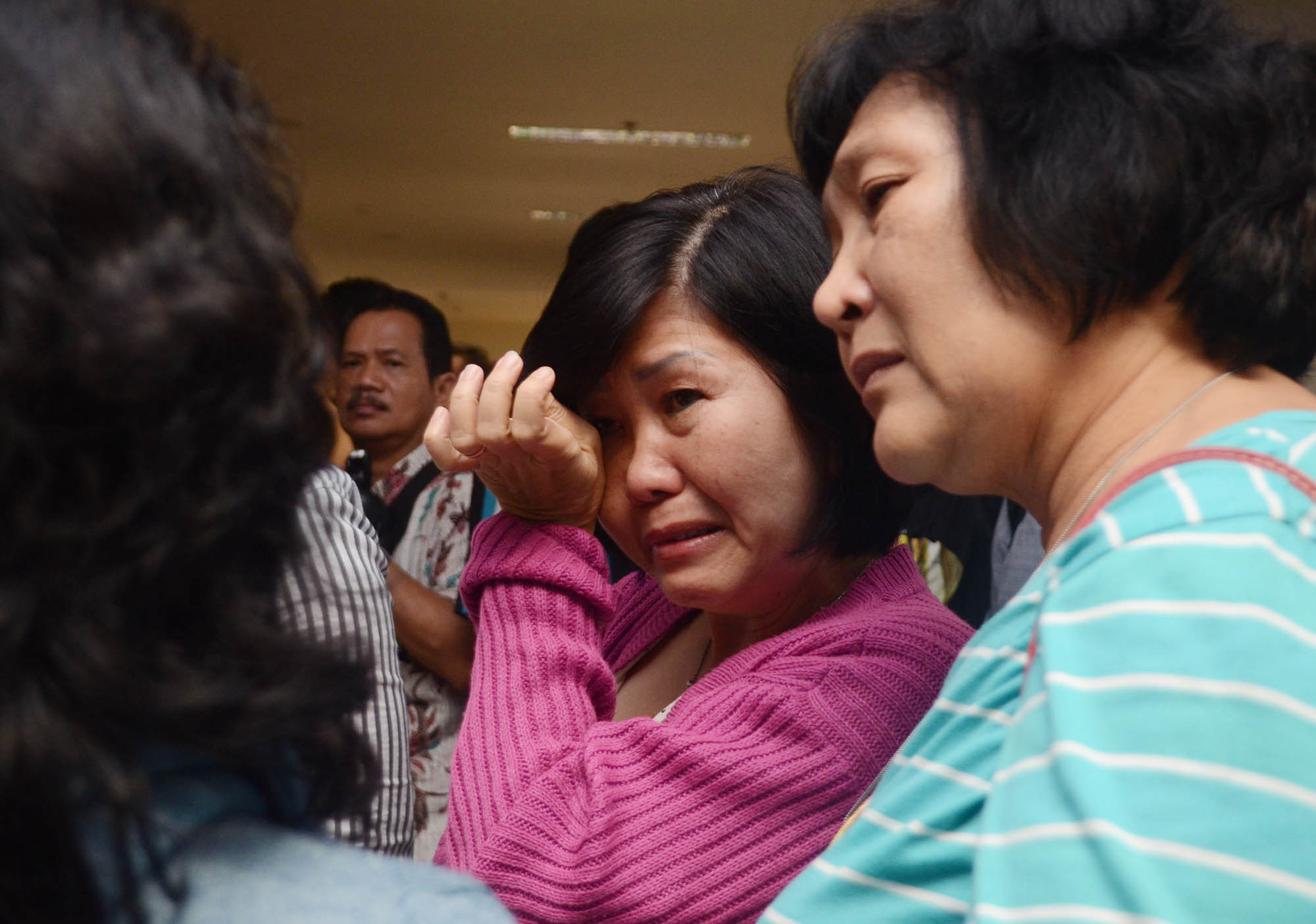 menunggu-kepastian-nasib-penumpang-airasia-qz-8501_20141228_200717.jpg