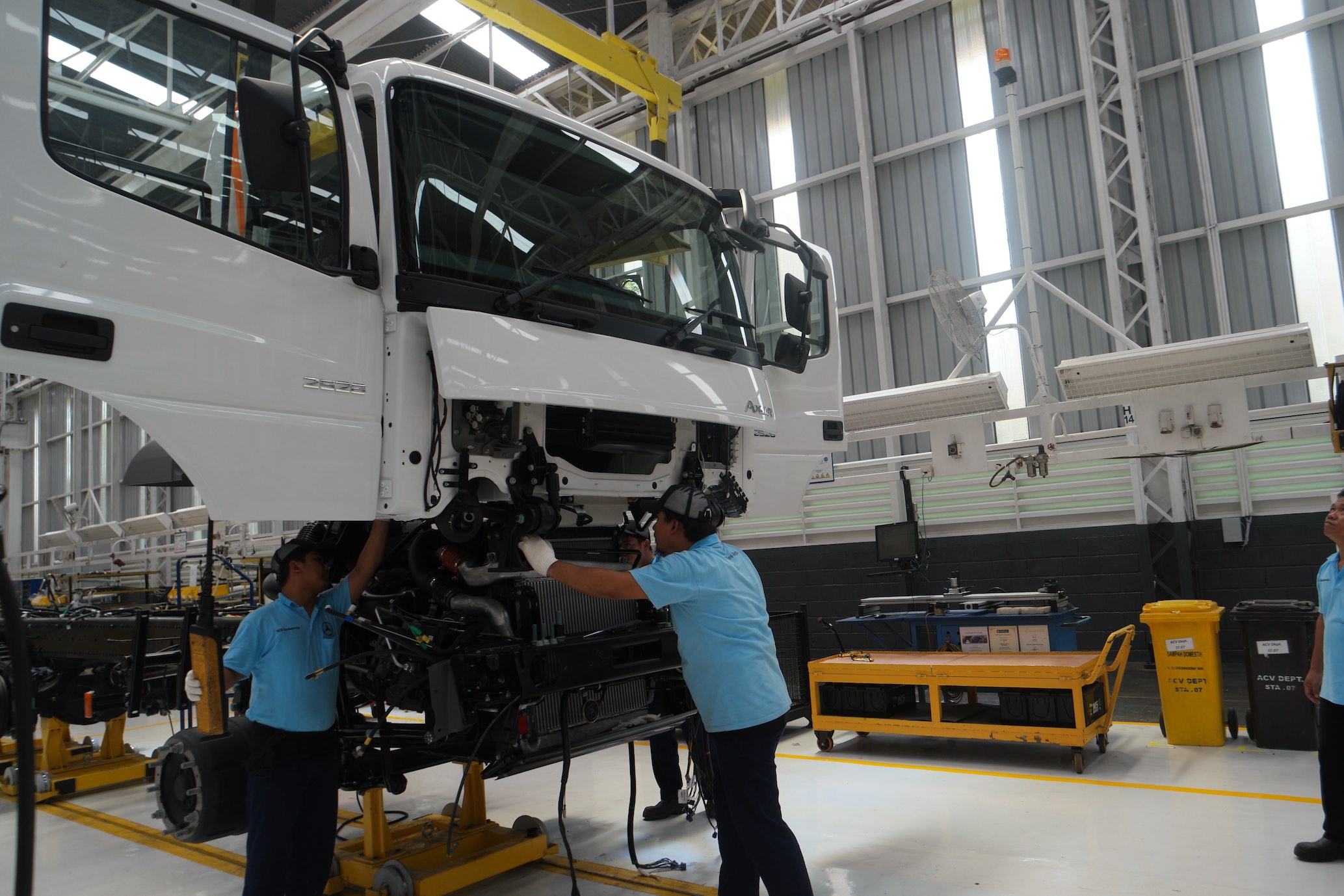 mercedes-benz-melakuakan-perakitan-di-indonesia_20170831_015245.jpg