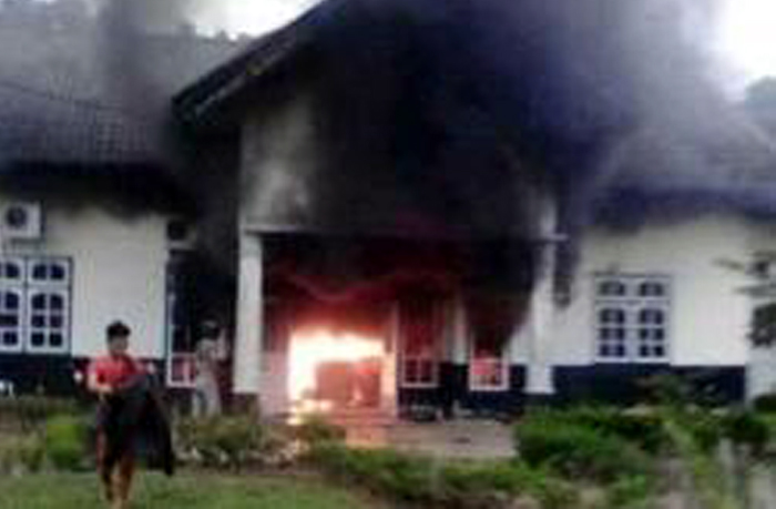 mess-manager-pt-lonsum-gunung-bais-estate-dibakar-massa_20160326_083730.jpg