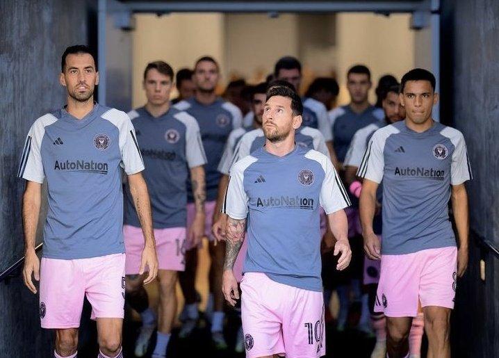 messi-bawa-aura-di-gaya-pose-messi-di-inter-miami.jpg