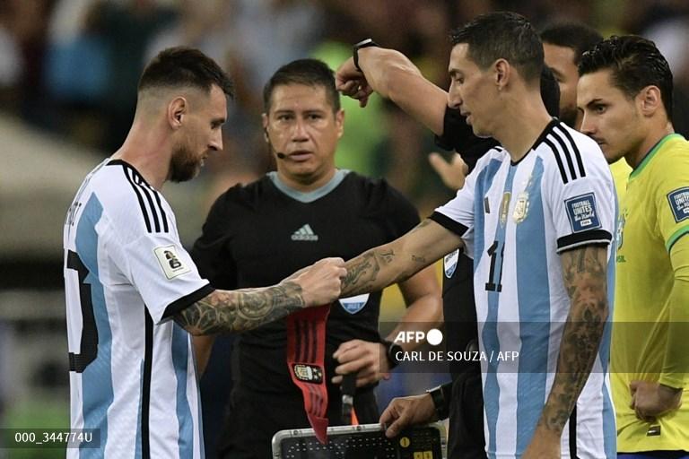 messi-serahkan-ban-kapten-kepada-angel-di-maria.jpg