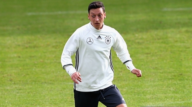 mesut-oezil-latiantimnasss_20160608_142855.jpg