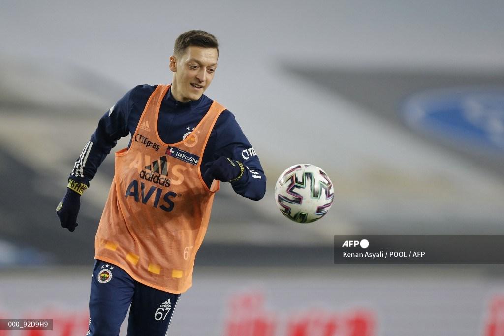 mesut-ozil-latihan.jpg
