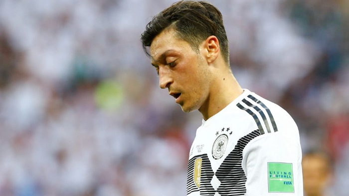 mesut-ozil-saat-memperkuat-timnas-jerman_20180618_204450.jpg