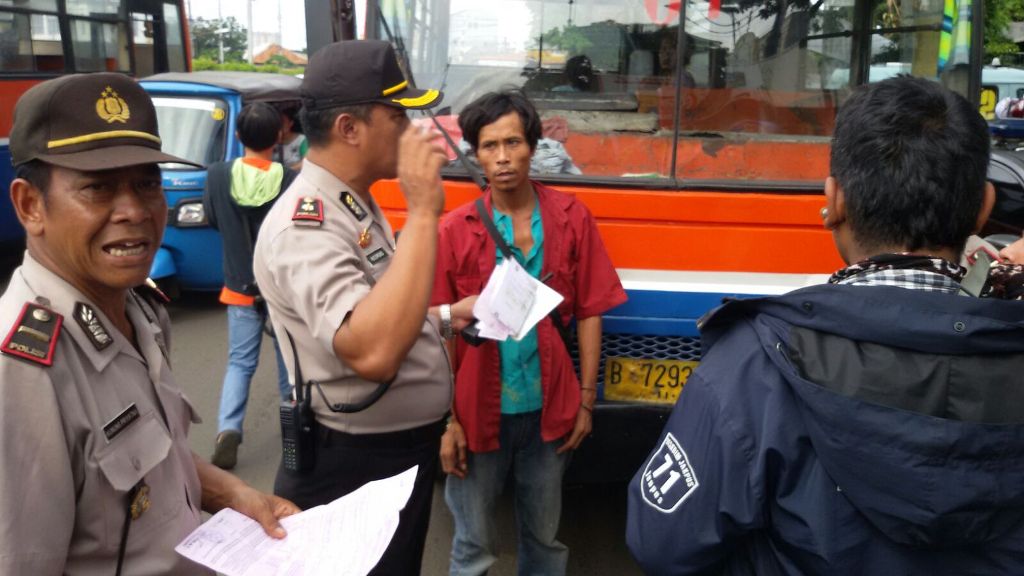 metromini-bodong-dirazia-polisi_20151207_222700.jpg