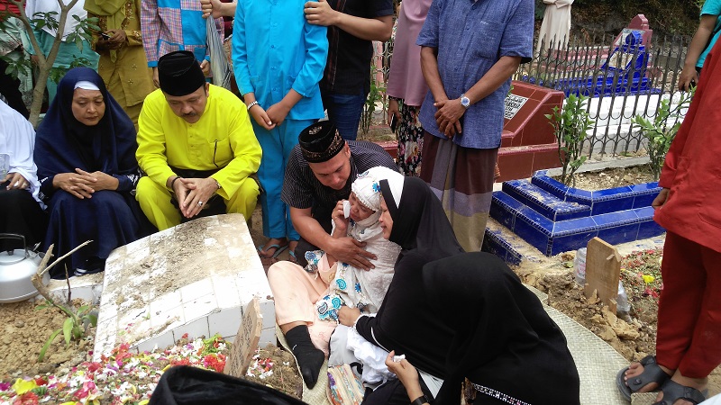 Tangis Ibunda Ryan Thamrin Pecah Sesaat Setelah Almahum Ryan Dikebumikan