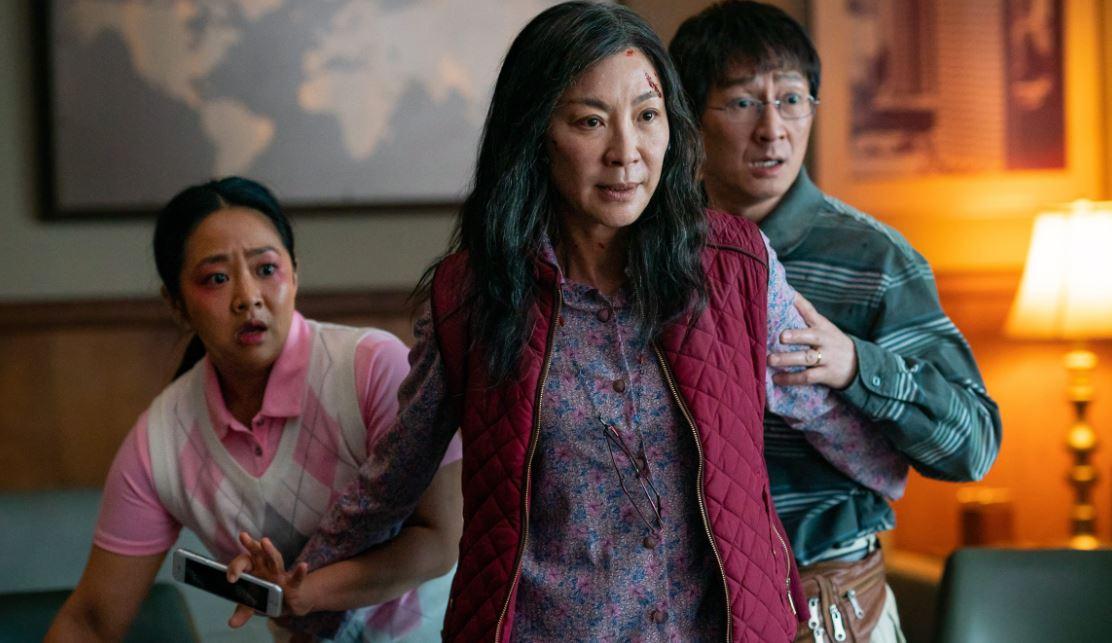 michelle-yeoh-di-film-everything-everywhere-all-at-once.jpg