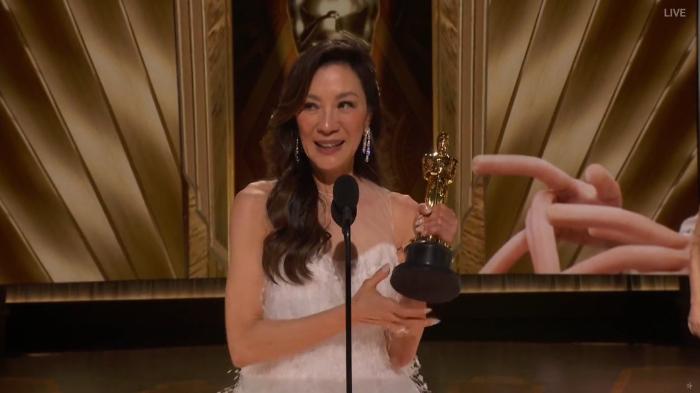 michelle-yeoh-pemain-film-everything-everywhere-all-at-once-di-oscar-2023-3hj.jpg