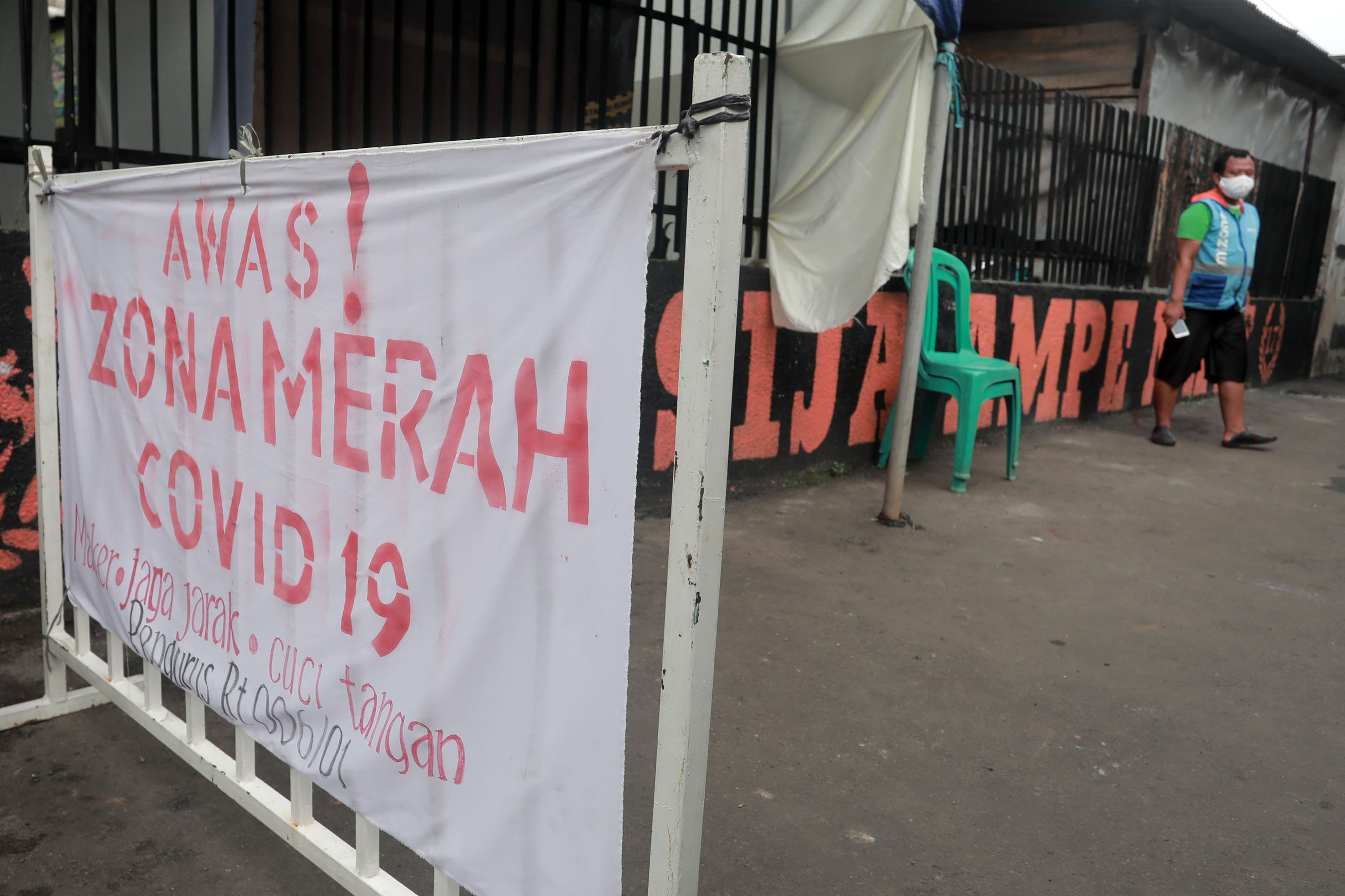 micro-lockdown-di-perkampungan-gandaria-jaksel_20210622_213131.jpg