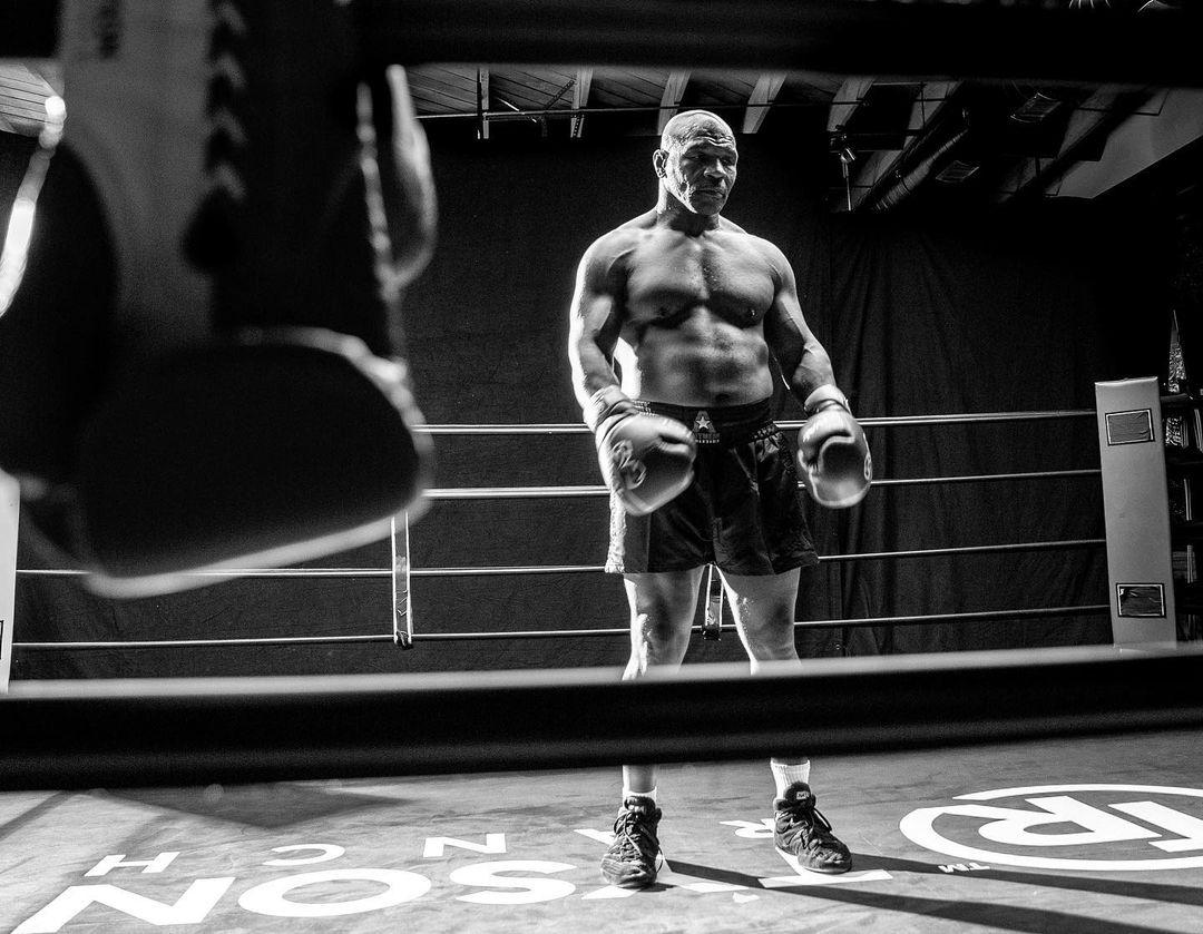 mike-tyosn-jelang-laga-lawan-roy-jones-jr.jpg