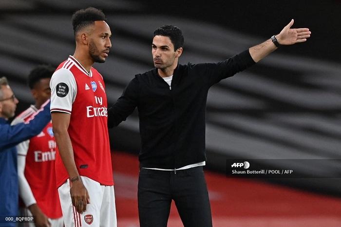 mikel-arteta-dengan-penyerang-arsenal-aubameyang.jpg