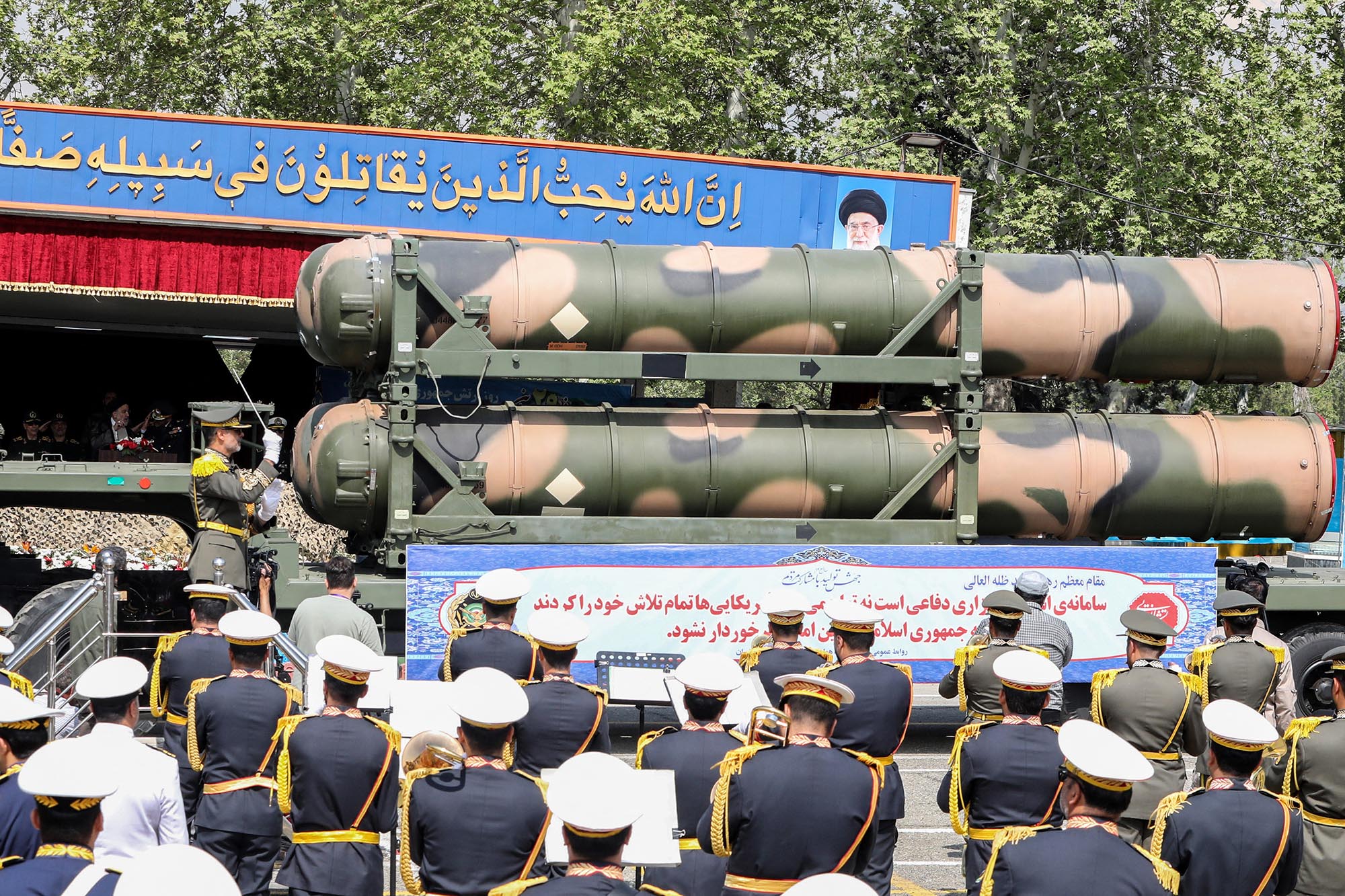 militer-iran-pamer-rudal-pertahanan-udara-s-300_20240418_012324.jpg